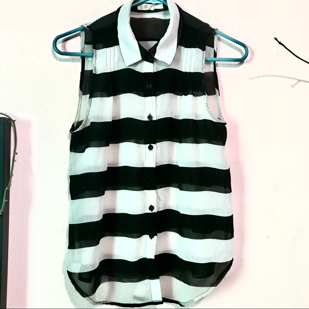 Black and White Sleeveless Button Up